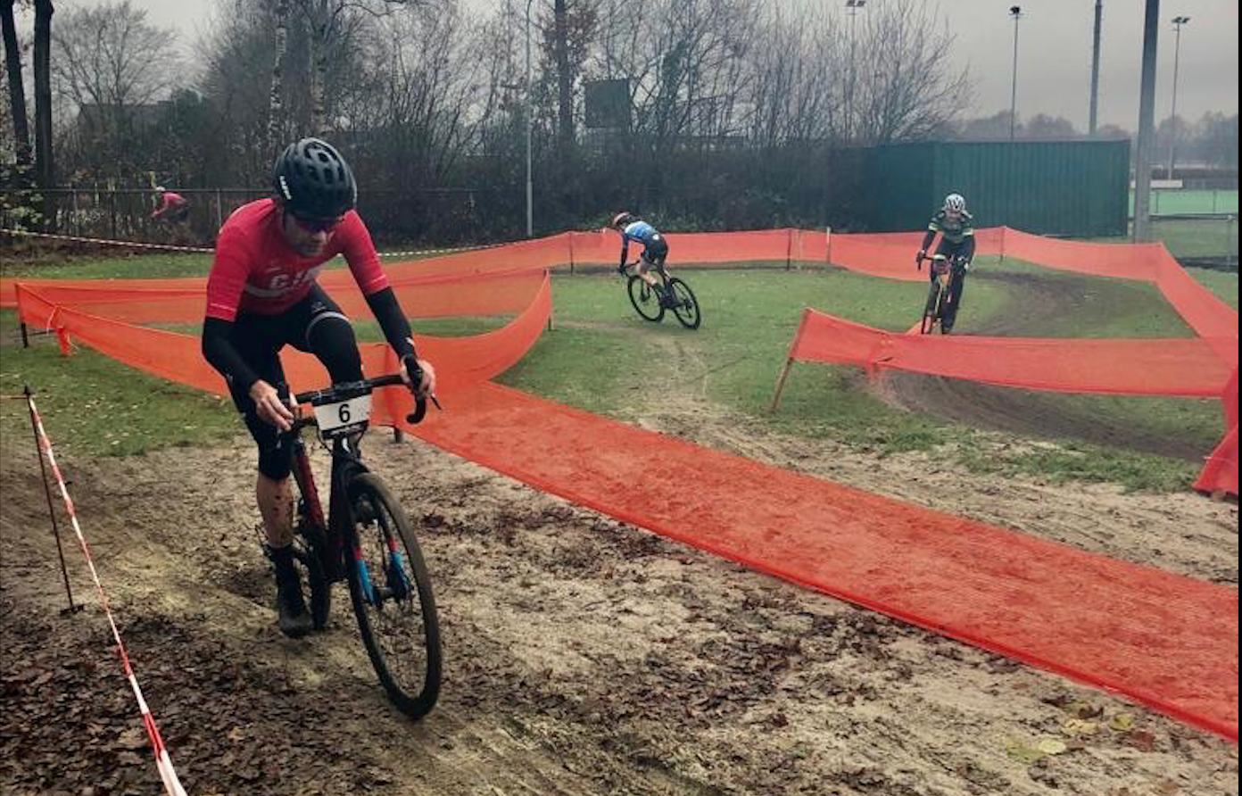 Column | Ik deed mee aan een veldrit en voelde me een vierderangs, bejaarde Van der Poel in superslowmotion