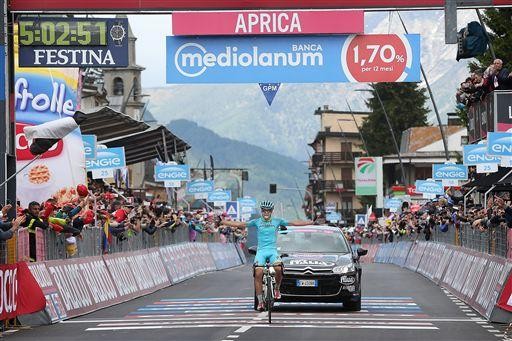 Giro: Landa wint hectische etappe