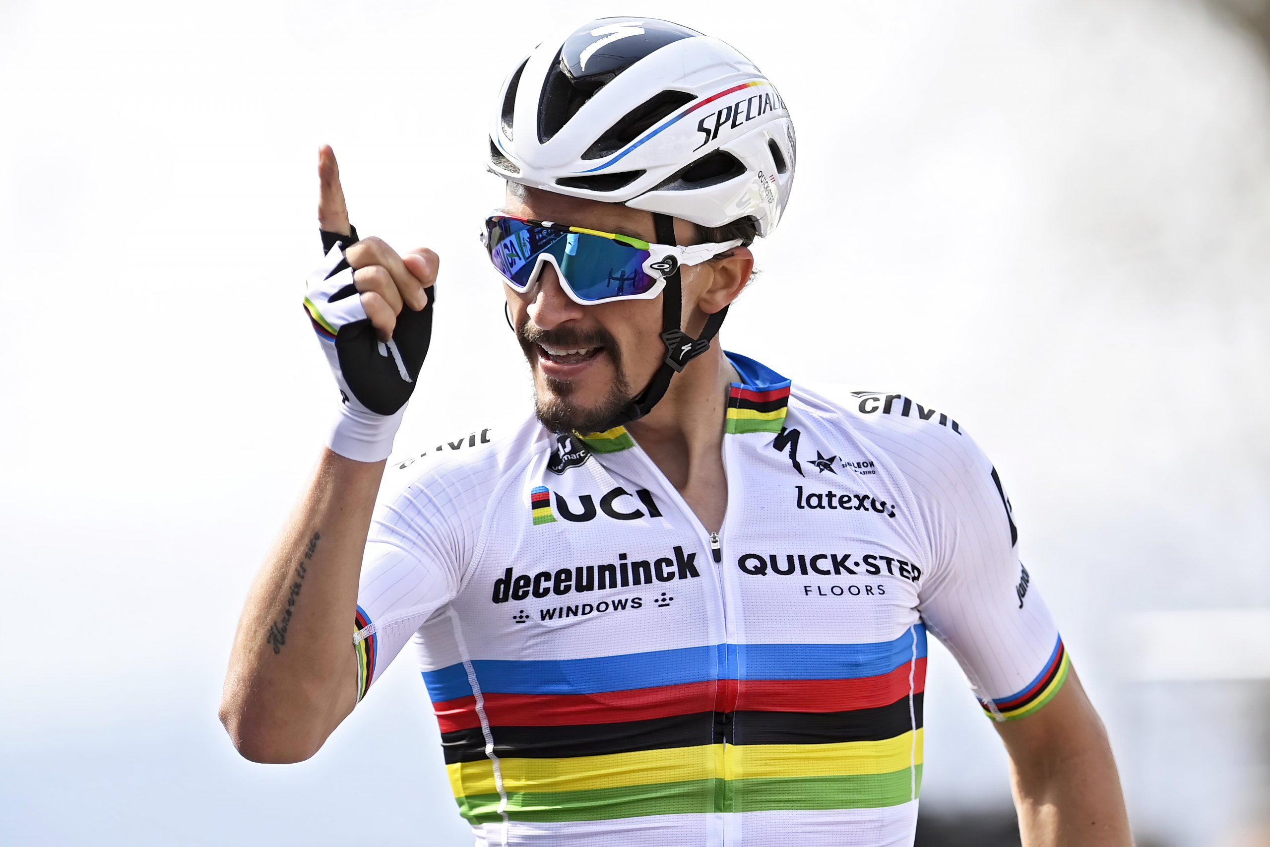 Video | Een voor allen, allen voor één! Julian Alaphilippe opent