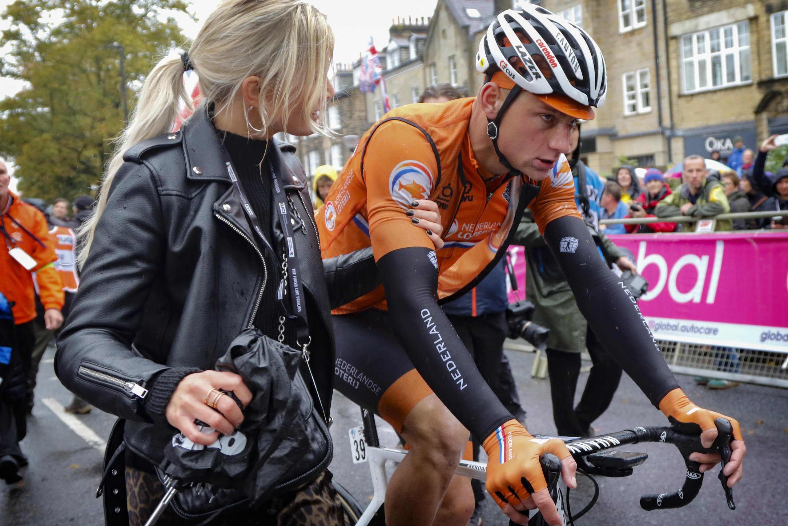 Vriendin Mathieu van der Poel: 'Hij danst en zingt mee met Justin Bieber'