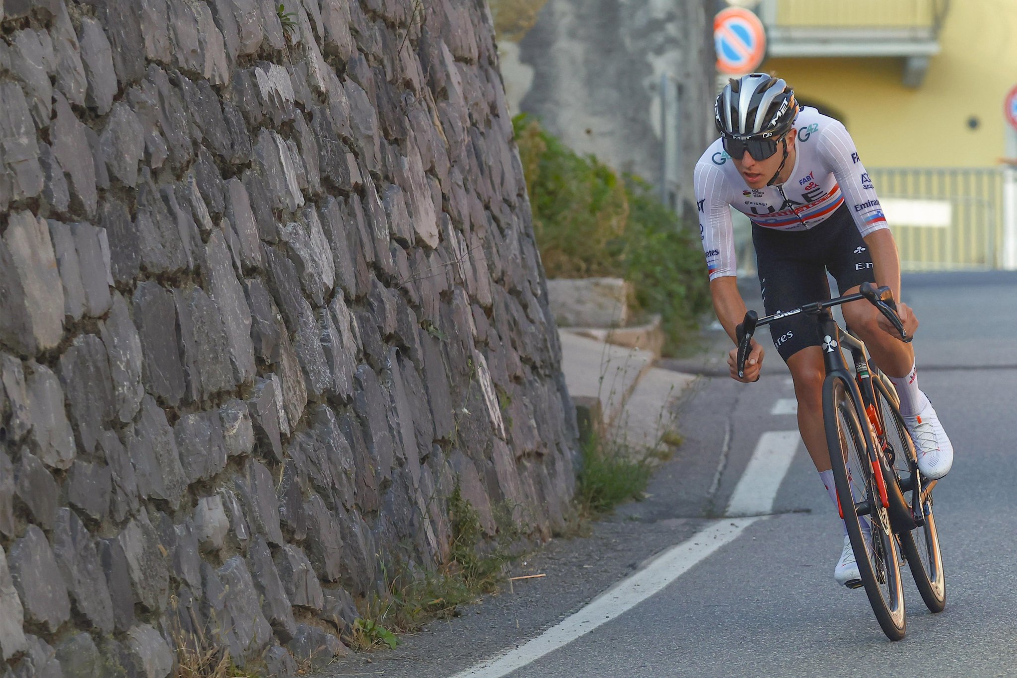 Indrukwekkende Tadej Pogacar wint Ronde van